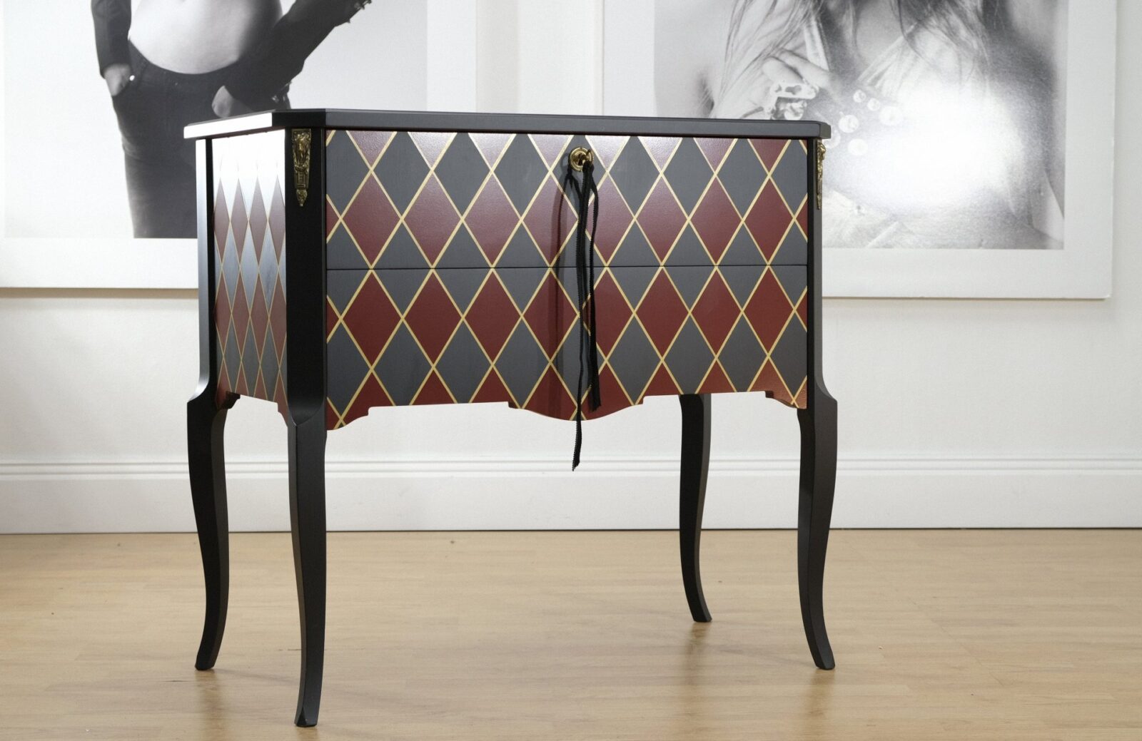 byra_harlequin_red_black.1_f Byrå Gustaviansk - Harlequin Red-Black-Goild Gustavian - Till Salu