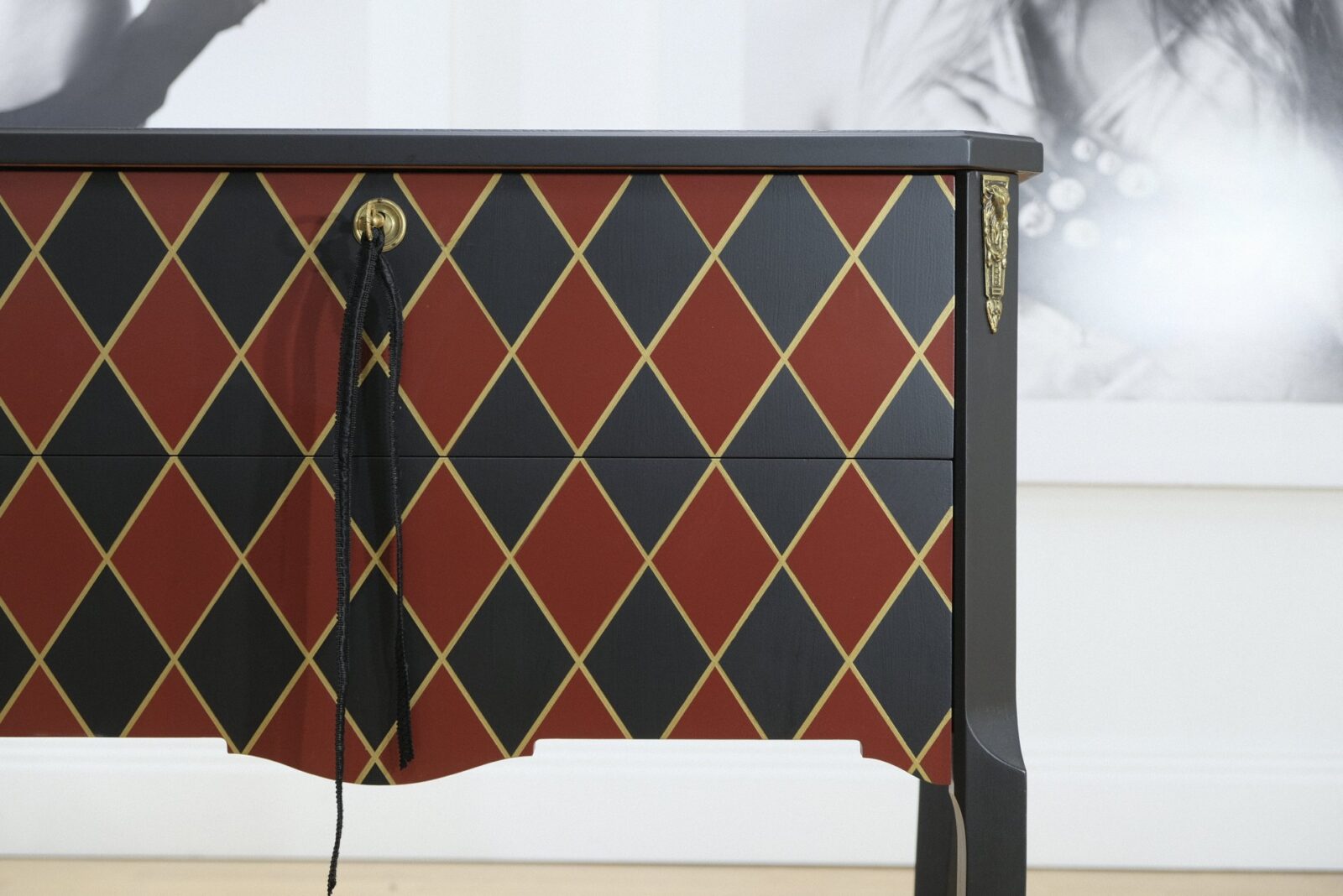 byra_harlequin_red_black.4_f Byrå Gustaviansk - Harlequin Red-Black-Goild Gustavian - Till Salu