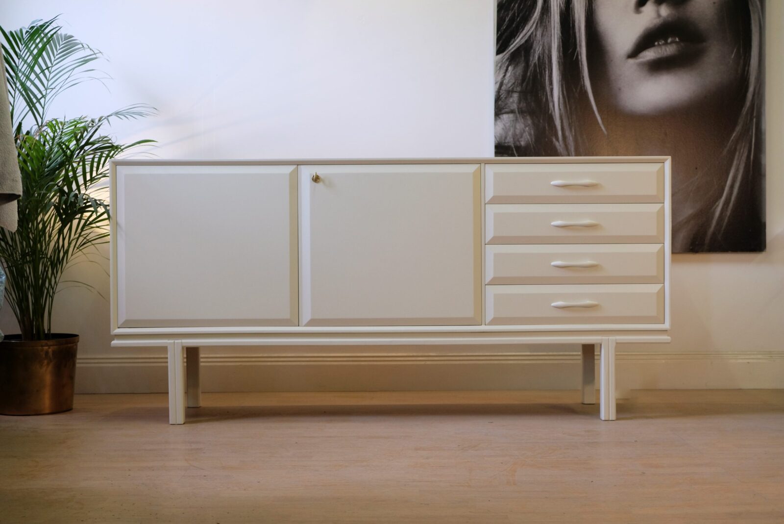 sideboard-5995 Sideboard 1960 Mint Condition - Pure White - Till Salu