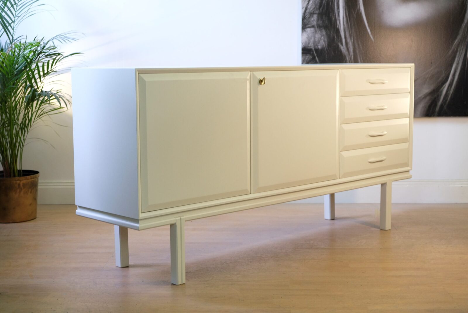sideboard-5995.3 Sideboard 1960 Mint Condition - Pure White - Till Salu