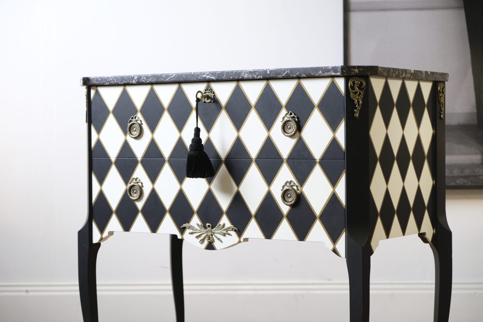 harlequin_byra.2 SÅLD - GUSTAVIANSK BYRÅ - HARLEQUIN