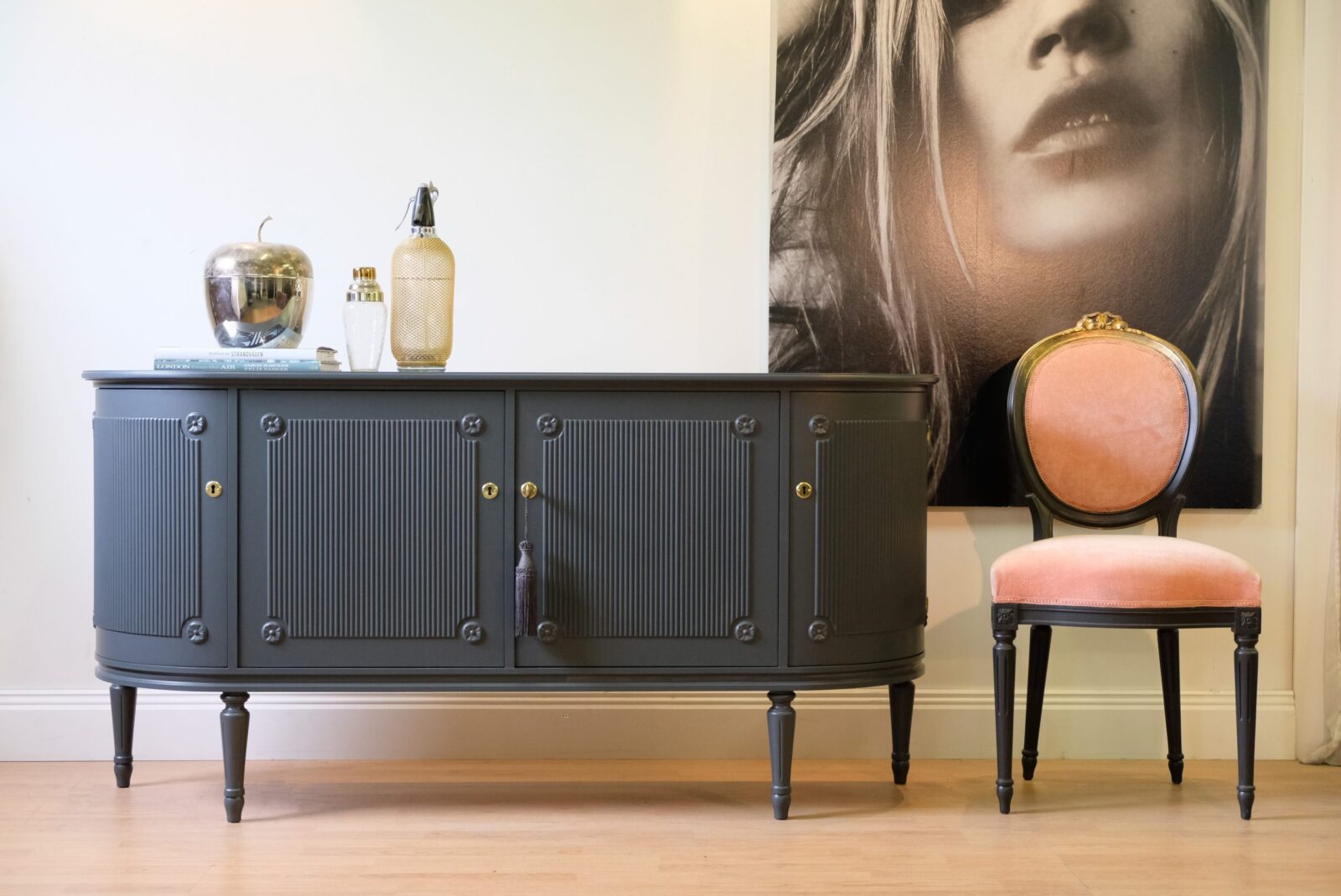 GUSTAVIANSKT SIDEBOARD - SÅLT Liknande går att beställa