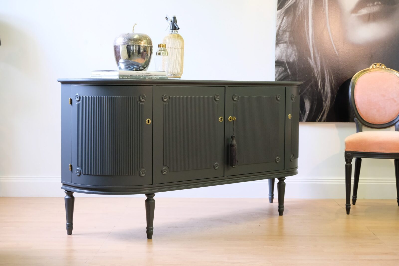 GUSTAVIANSKT SIDEBOARD - SÅLT Liknande går att beställa