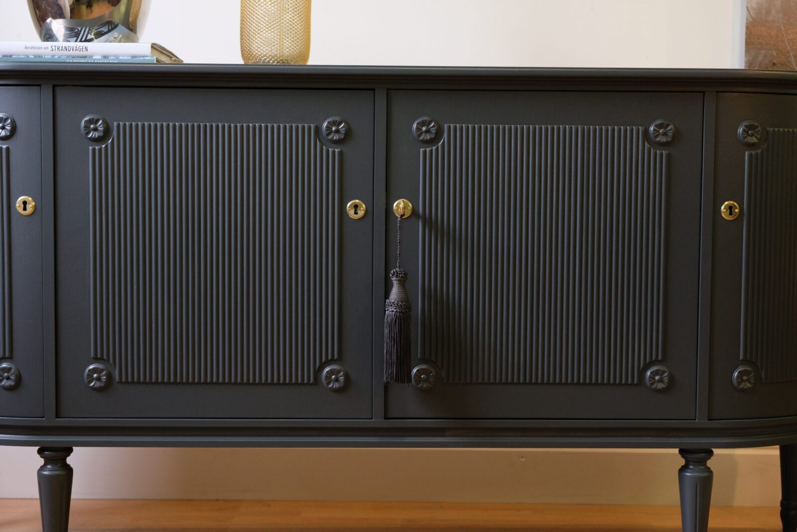 GUSTAVIANSKT SIDEBOARD - SÅLT Liknande går att beställa