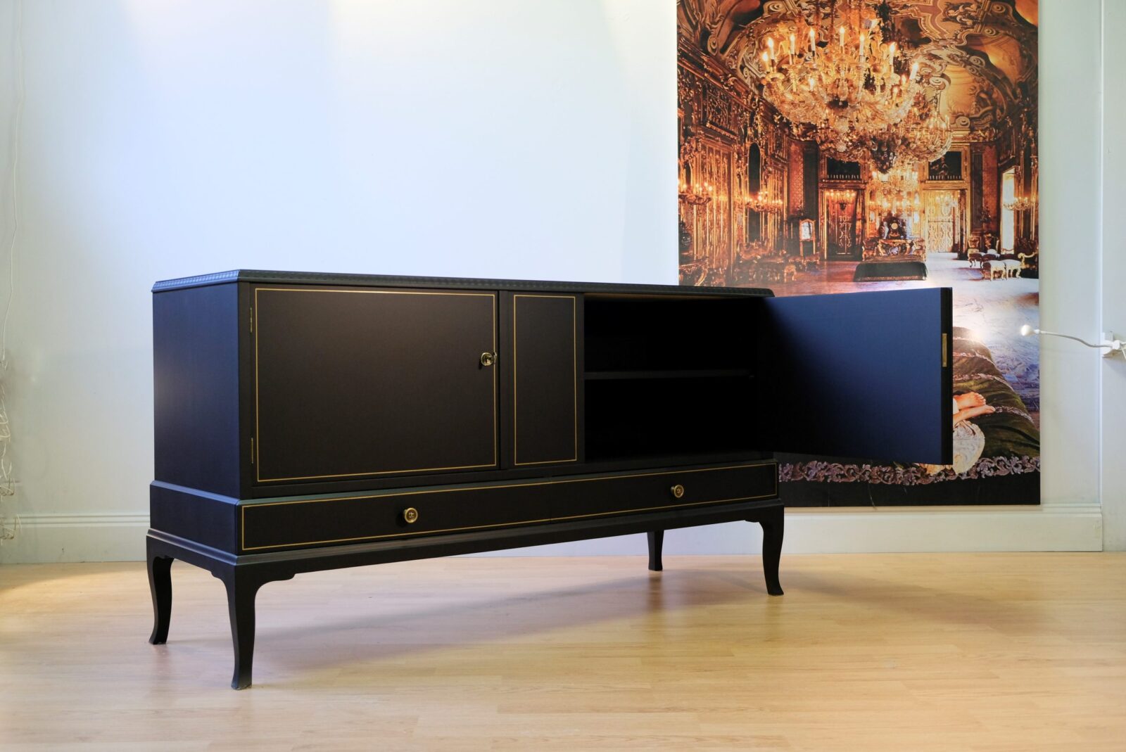 sideboard_1000.1 Sideboard Art Deco i svart matt med guldramar.