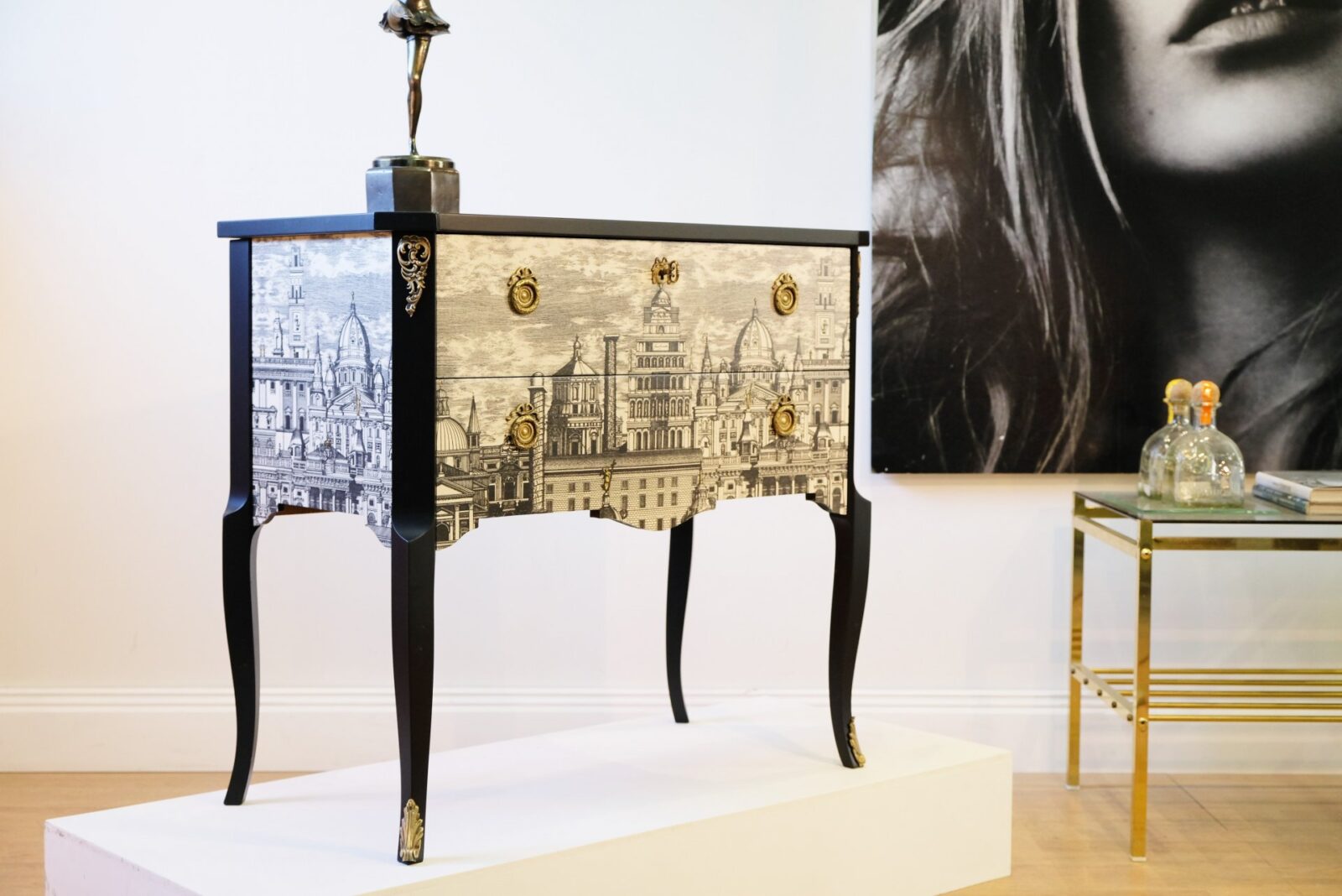 SÅLT - BYRÅ - PRINT FORNASETTI - LIKADAN KAN BESTÄLLAS