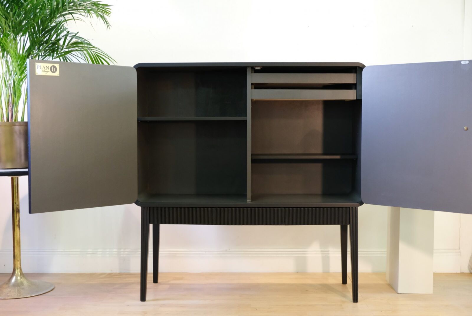 sideboard-5981.3_f Skåp Swedish Grace ca 1930 - Coolness - Sålt - Liknande kan beställas