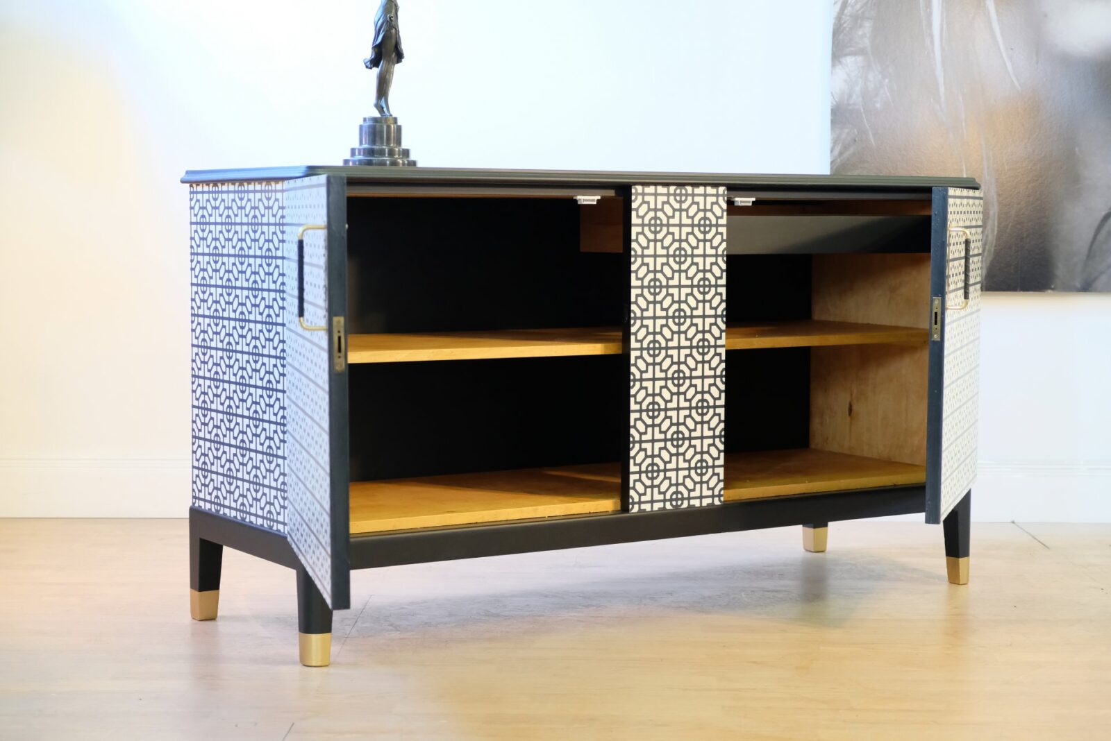 sideboard-600.2_f SÅLT - SIDEBOARD CA 1930 - GRAFISKT SVART/VIT - LIKNANDE KAN BESTÄLLAS