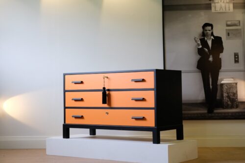 byea-art-deco_f Byrå Art Deco nyrenoverad i Hermes-orange och matt svart lack